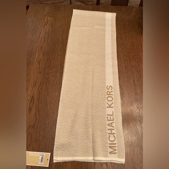 Beautiful Beige with Metallic Gold Michael Kors Chevron Reversible Scarf - Picture 1 of 7